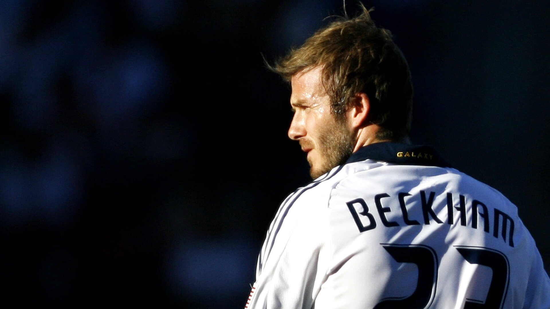 在线体育博彩-Uzi王者归来引爆斯台普斯！湖人群星见证电竞传奇惊艳复出，Uzi复出引爆斯台普斯 湖人群星见证电竞传奇归来